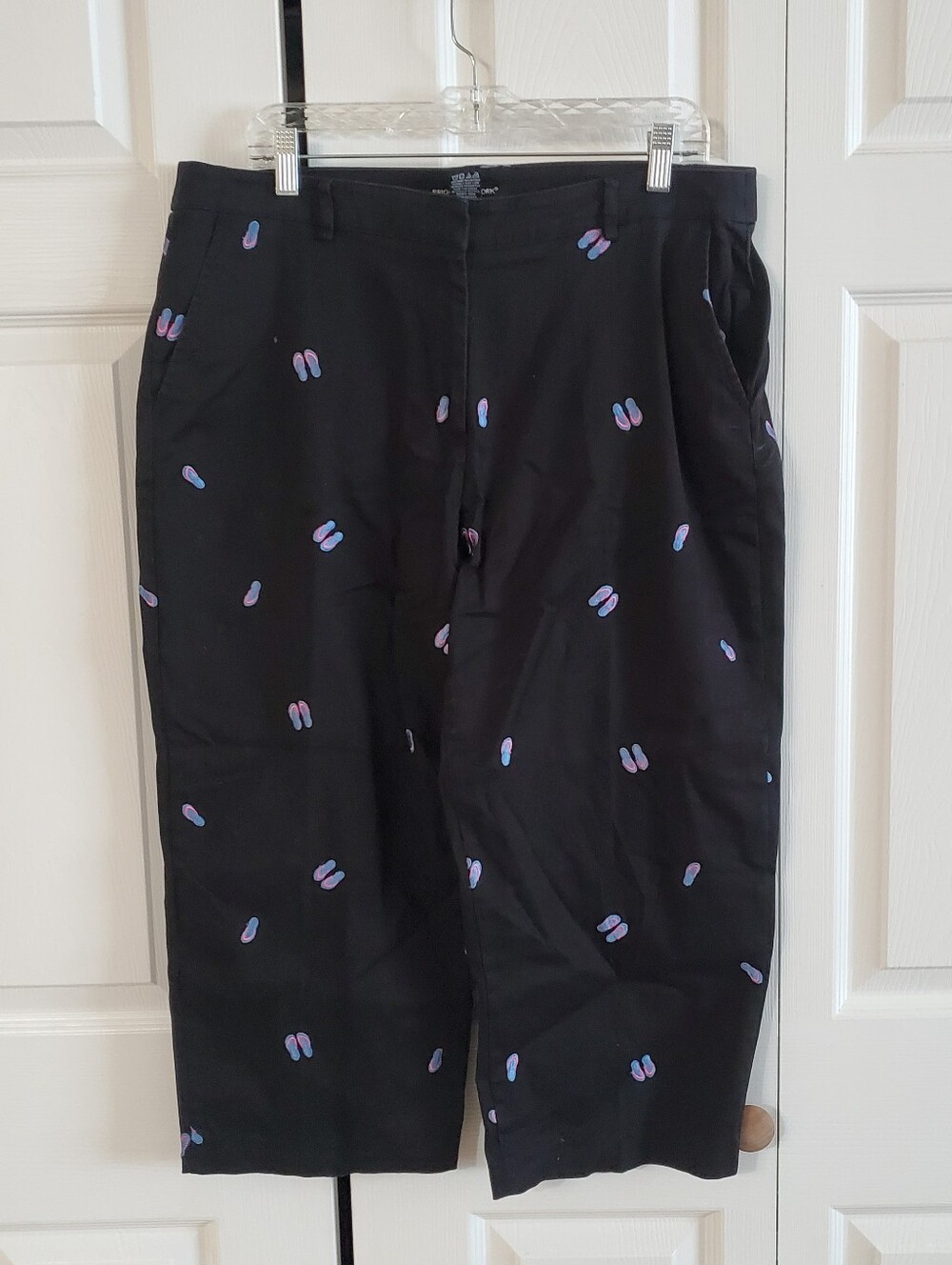 BRIGGS NEW YORK SZ16. BLACK FLIP FLOP PANTS. STATEMENT . CAPRI ANKLE